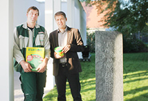 Wilhelm Hartmann und Pfarrer Stefan Bürger am Arkadengang